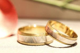 Trouwringen, waar komt het fenomeen eigenlijk vandaan? - Juwelier van Dam