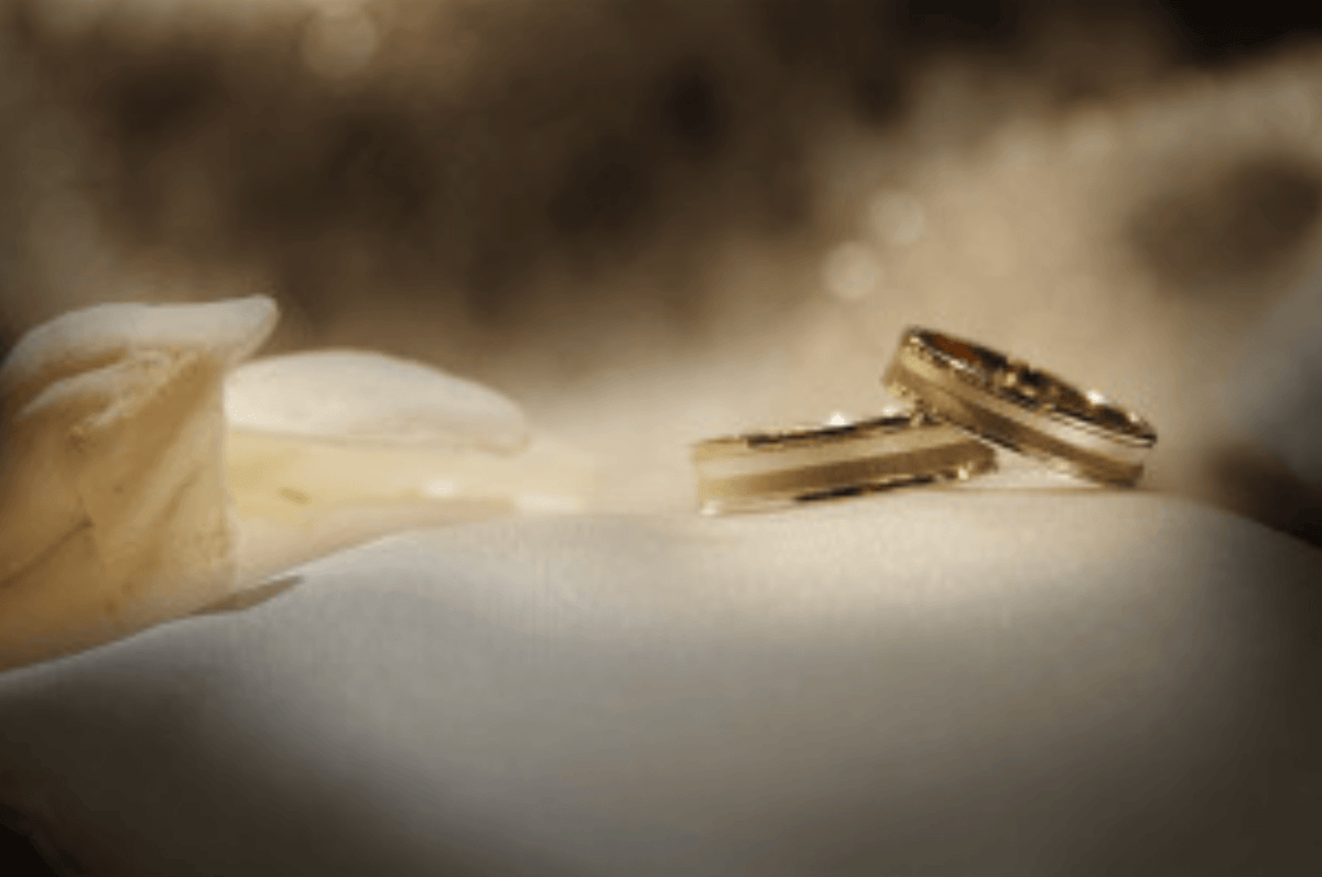 Waarom dragen we eigenlijk trouwringen? - Juwelier van Dam