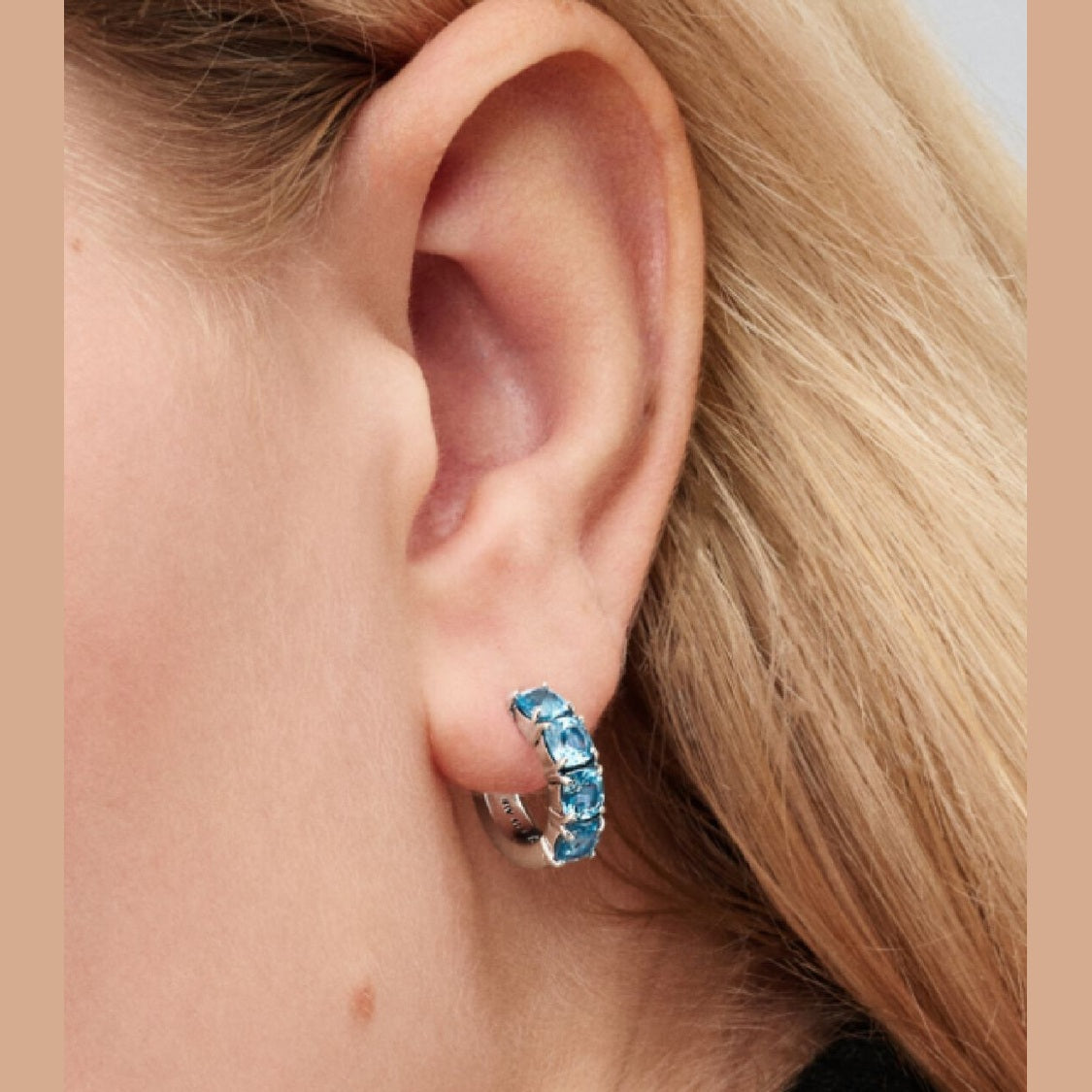 Pandora Lichtblauwe Oorringen 293851C01 - Juwelier van Dam